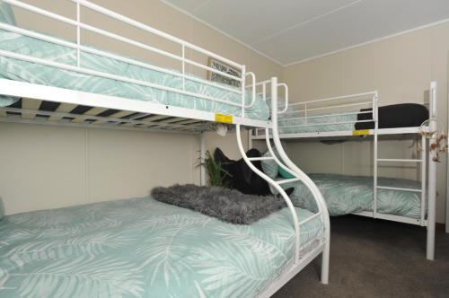 een slaapkamer met 2 stapelbedden in een kamer bij Investigator Beach Breeze Apartments U3 in Kingscote