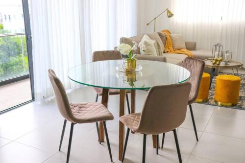 Χώρος καθιστικού στο Rialto Residences / pool and gym / Luxury Apartment