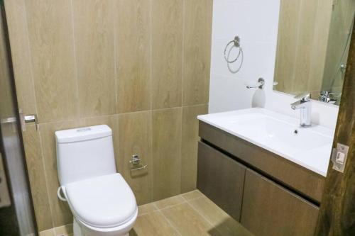 Ένα μπάνιο στο Rialto Residences / pool and gym / Luxury Apartment