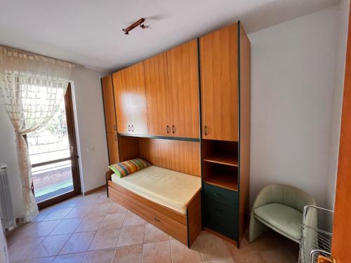 niewielka sypialnia z łóżkiem i szafką w obiekcie holiday home w mieście Vasto