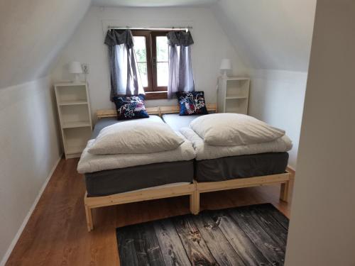 Ein Bett oder Betten in einem Zimmer der Unterkunft Ferienhütte kleine Dachgeschosswohnung