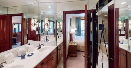 baño con 2 lavabos y espejo grande en Cascade Village 2 Bedroom Condo, Mere Steps To Chair Lift With Pool And Hot Tubs en Vail