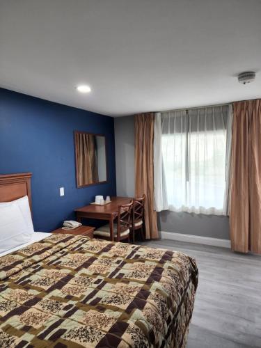 une chambre d'hôtel avec un lit et une table dans l'établissement Budget Inn Horseheads, à Horseheads