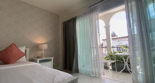 سرير أو أسرّة في غرفة في Shunli Hotel - SHA Extra Plus