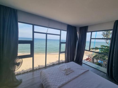 1 dormitorio con cama y vistas a la playa en Làng Biển Homestay Quảng Bình en Ðồng Hới