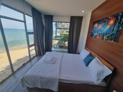 1 dormitorio con 1 cama y vistas a la playa en Làng Biển Homestay Quảng Bình en Ðồng Hới