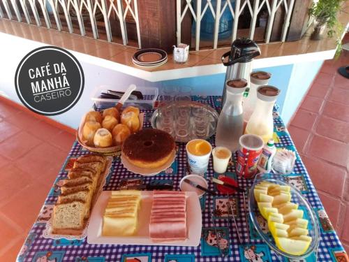 una tabella ricoperta da molti tipi di alimenti diversi di Casa Mineira ad Alter do Chão