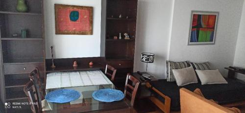 a living room with a table and a couch at Apartamento El Circulo in Rosario