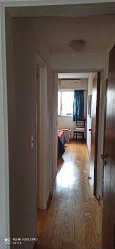 a room with a hallway with a living room at Apartamento El Circulo in Rosario