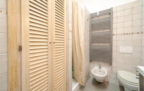Bilik mandi di 2 Bedroom Cozy Home In Camogli