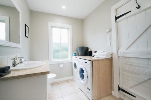 La salle de bains est pourvue d'un lave-linge et d'un lavabo. dans l'établissement Brackenridge Country Retreat & Spa, à Martinborough