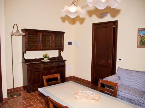 雷卡納蒂的住宿－太陽之地農家樂，客厅配有沙发和桌子