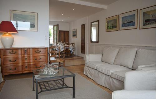 un salon avec un canapé et une table dans l'établissement Beautiful Home St, Georges, à Saint-Georges-de-Didonne