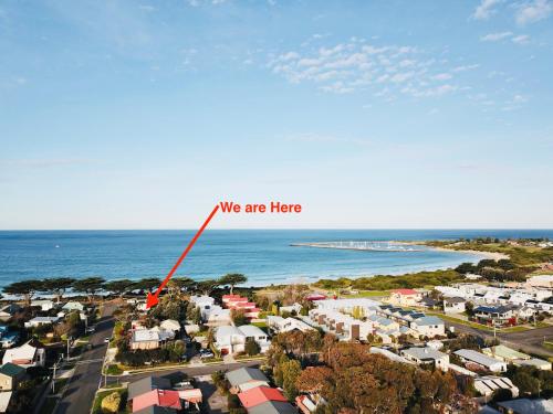 a city with a red arrow that says we are here at Sandpiper Motel Apollo Bay in Apollo Bay