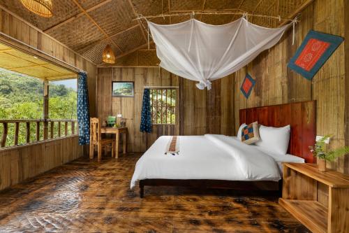 Tempat tidur dalam kamar di Chapa Farmstay - Mountain Retreat