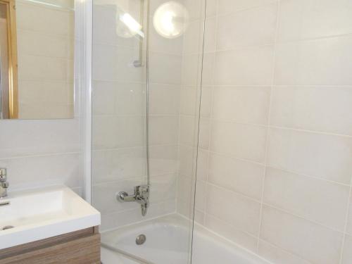 une salle de bain avec douche et lavabo dans l'établissement Appartement lumineux, rez-de-chaussée, accès pistes, animaux admis - FR-1-181-2156, à La Plagne Tarentaise