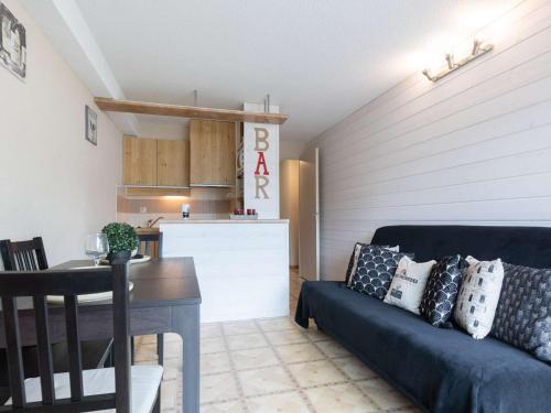 un salon avec un canapé et une table et une cuisine dans l'établissement Appartement 6 pers près pistes ski avec balcon, animaux admis à Saint-Lary-Soulan - FR-1-296-427, à Saint-Lary-Soulan