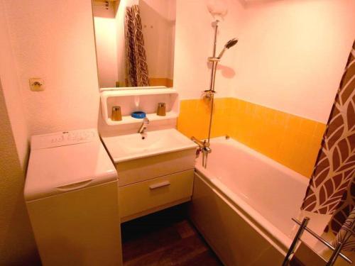 Kúpeľňa v ubytovaní Luchon Centre: Duplex Studio 2/3 Pers, Balcon, Parking - FR-1-313-209
