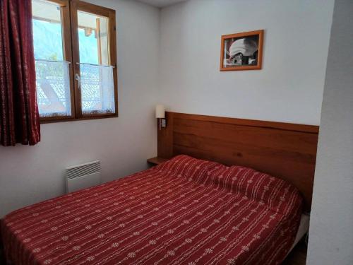 En eller flere senge i et værelse på Appartement Albiez-Montrond, 3 pièces, 6 personnes - FR-1-618-17