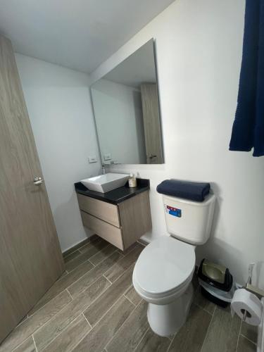 a bathroom with a white toilet and a sink at Lugar perfecto para ti a solo 300 metros de la playa in Gaira