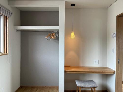 una cocina con un estante empotrado y una mesa en Furano Yayoi-house　, en Furano
