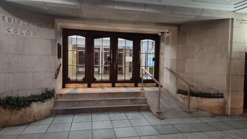 un ingresso a un edificio con porta e scale di EN EL CORAZON DE LA FELIZ CON COCHERA PRIVADA INCLUIDA 3 AMBIENTES LUMINOSO vista al mar a Mar del Plata