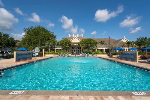 ein Pool in einem Hotel mit blauem Wasser in der Unterkunft Perfect for Family, Wake up Next to the pool! in Kissimmee