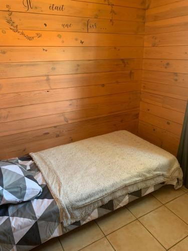 Cette petite chambre comprend un lit dans un mur en bois. dans l'établissement La Petite Maison dans le Maquis, à Porto-Vecchio