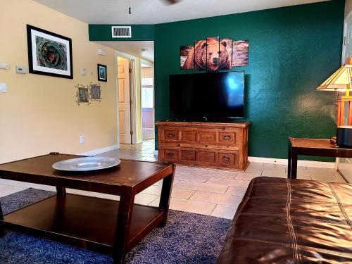TV a/nebo společenská místnost v ubytování Sacred Mtn River Suites