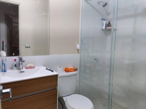 y baño con ducha, aseo y lavamanos. en Departamento Full en Lince, en Lima