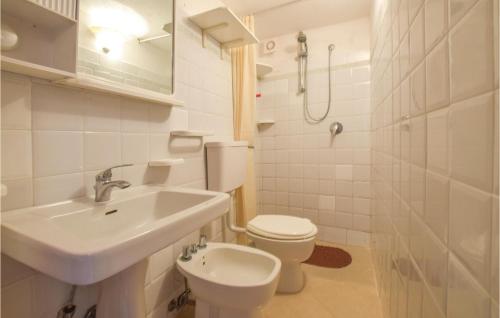 Koupelna v ubytování Beautiful Apartment In Zambrone With Kitchen