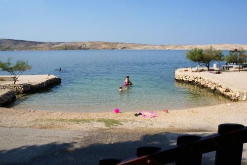 Fotografia z galérie ubytovania Apartments by the sea Kustici, Pag - 14522 v destinácii Zubovići