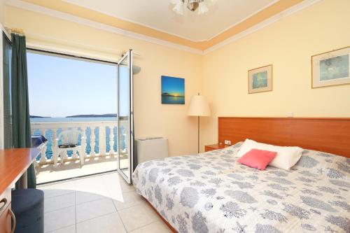 Posteľ alebo postele v izbe v ubytovaní Apartment Brodarica 15270b