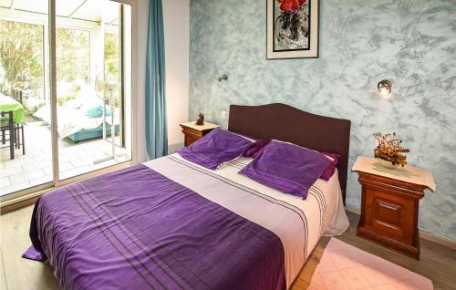 una camera da letto con un letto con lenzuola viola e una finestra di Cozy Home In Donzre With House A Panoramic View a Donzère