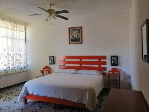 特來亞卡潘的住宿－Hacienda San Miguel，一间卧室配有一张床和吊扇