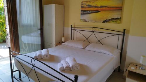 um quarto com uma cama com toalhas em B&B Alicino em Cerfignano