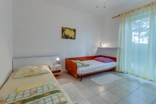- une chambre avec 2 lits et une fenêtre dans l'établissement Apartments by the sea Nerezine, Losinj - 2516, à Nerezine