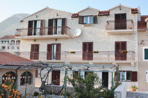 Apartments with parking space Bol, Brac - 2899