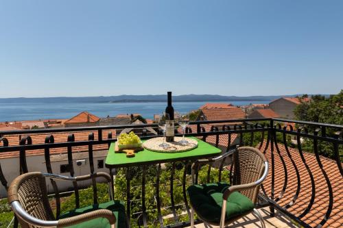 Apartments with parking space Bol, Brac - 2899