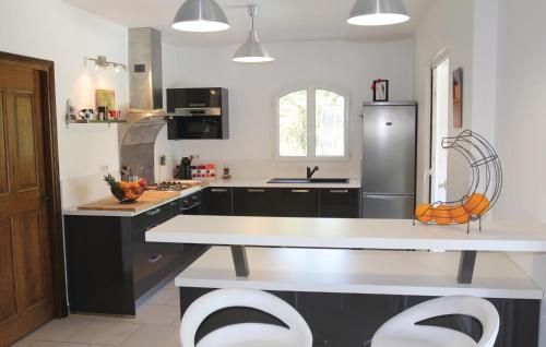 une cuisine avec comptoirs en noir et blanc et réfrigérateur dans l'établissement 4 Bedroom Awesome Home In Apt, à Apt