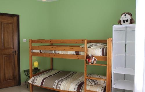 a bunk bed room with two bunk beds at 4 Bedroom Awesome Home In Apt in Apt