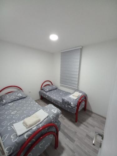 um pequeno quarto com 2 camas e um espelho em Adagio Studio Apartment em Plav
