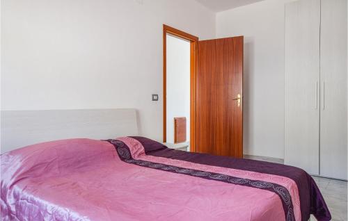 1 dormitorio con cama rosa y armario de madera en Cozy Apartment In Tortora With Wifi, en Tortora
