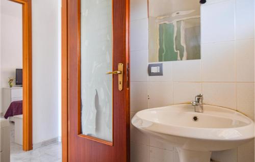 y baño con lavabo blanco y espejo. en Cozy Apartment In Tortora With Wifi, en Tortora