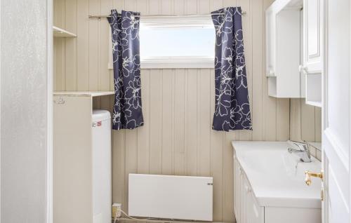 a small bathroom with a sink and a window at Stunning Home In Sjusjen With House A Mountain View in Sjusjøen