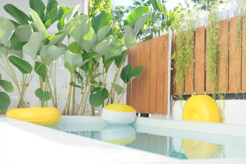 una recinzione con piante e vasi su un tavolo di Roemah Renjana Sunny a Pampang
