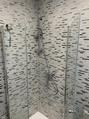 a bathroom with a shower with a hose at Zimmer im Herzen von Durlach in Karlsruhe