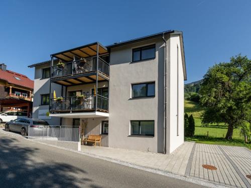 un immeuble avec balcon dans une rue dans l'établissement Apartment in St Georgen Salzburg near ski area, à Fürstau