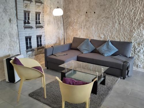 a living room with a couch and chairs at Le Gite de la Loire in Rochecorbon