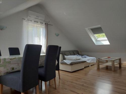 ein Wohnzimmer mit einem Sofa und einem Tisch in der Unterkunft Apartmani Timon in Bol